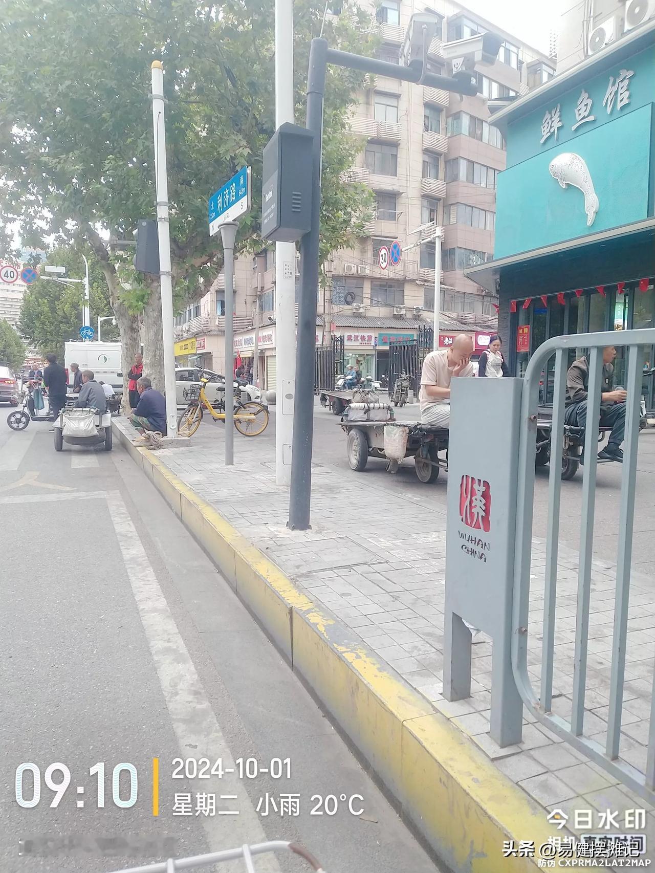 天气冷了，还是没动静。生意不景气，老板和板车（扁担）都在等客户
汉正街，以往变天