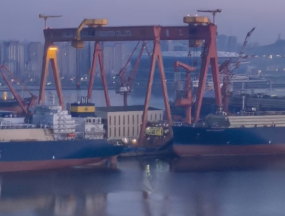 今天和昨天的004侧视图 正在7x24小时三班倒连续施工，极速建造，可以看出海军