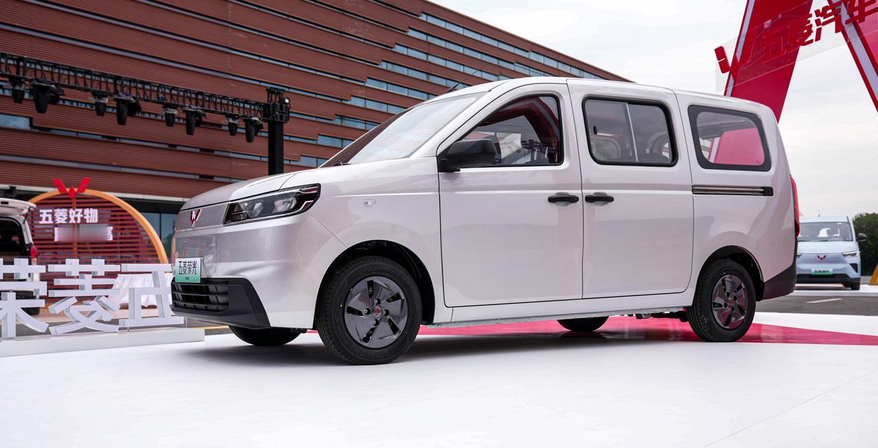 在第二届致敬奋斗者大会上，五菱荣光EV正式亮相，标志着五菱红标新能源产品布局进一