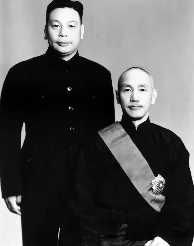 蒋介石死了五十年，蒋经国死了三十七年，这对父子到今天还没有真正入土。活着的时候，