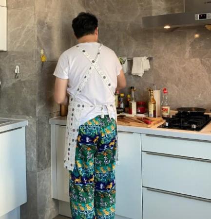 我儿媳没事老让我儿子做家务，不是洗碗就是拖地洗衣服，我真服了，甚至有一次去他家看
