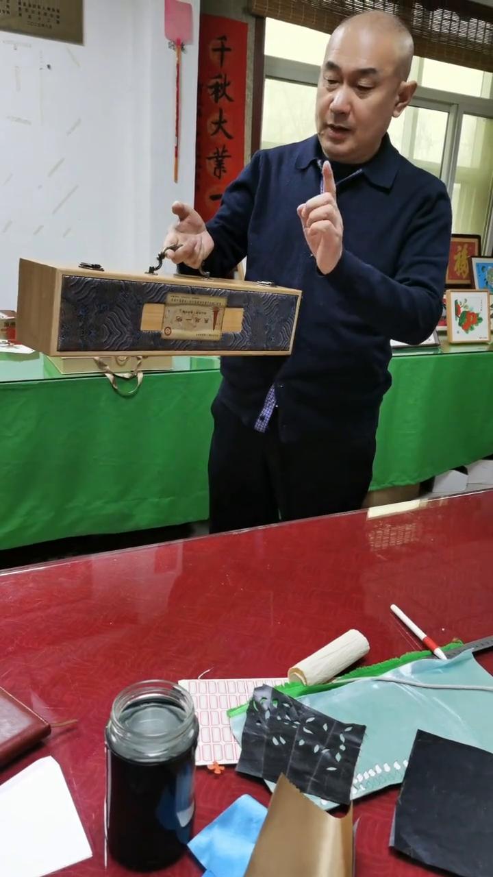 十八罗汉被老板借来了，一会过来拿。大家看一下这是外包装，特别精致的包装。这是作品