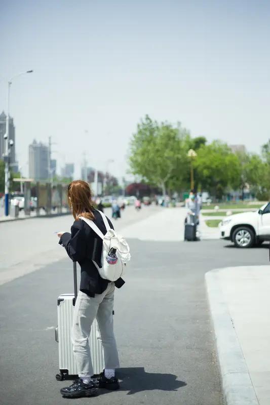 大学生独自旅行，安全必须放首位。出行前，要把行程告知家人朋友，每天定时报平安。住