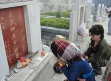 1979年，王发坤在对越反击战中牺牲，而28年后，他的妻子贷款2000元和两个儿