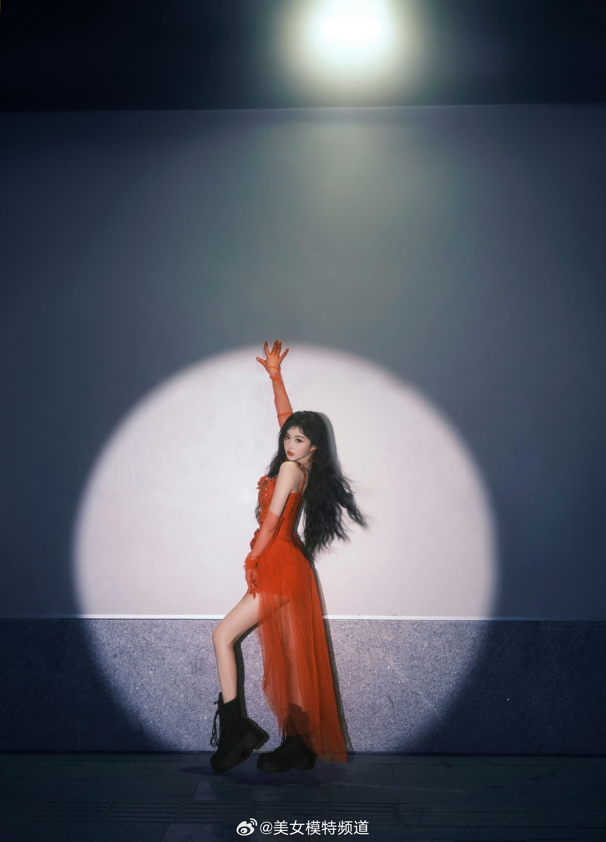 孔雪儿裙摆飞扬热烈如火 