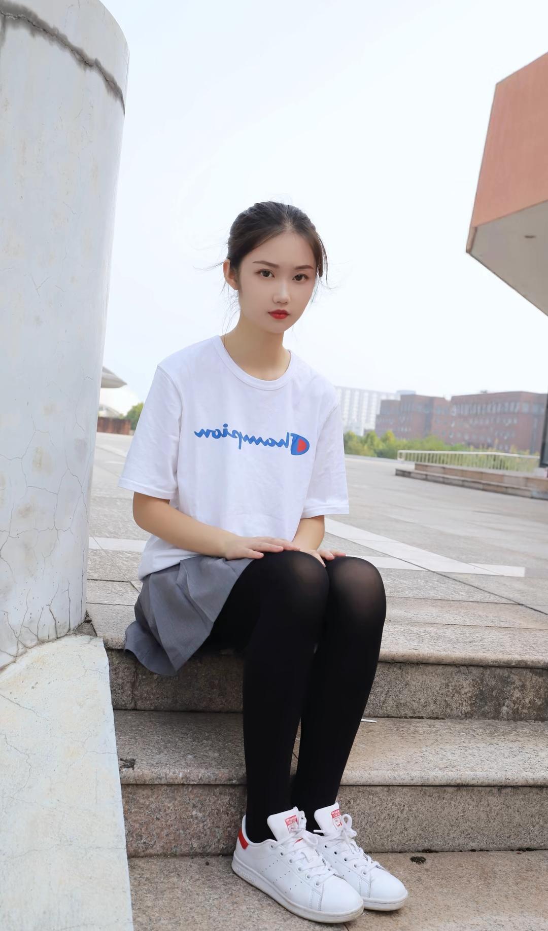 校园少女风，简约穿搭，清新自然，青春洋溢