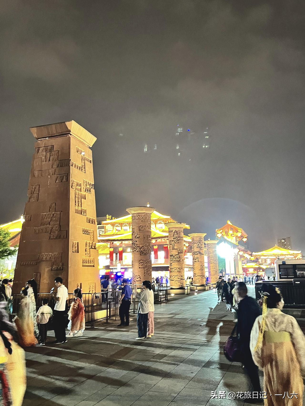 西安最矛盾的地方：一边是千年古迹，一边是人造盛唐，却没人骂它
 
西安的历史，是