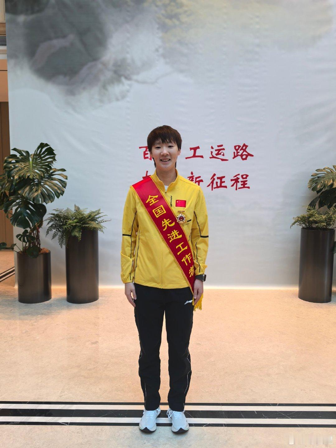 孩子就像幼儿园戴大红花一样的萌，提起你会骄傲的不止是妈妈👩‍❤️‍💋‍👩 