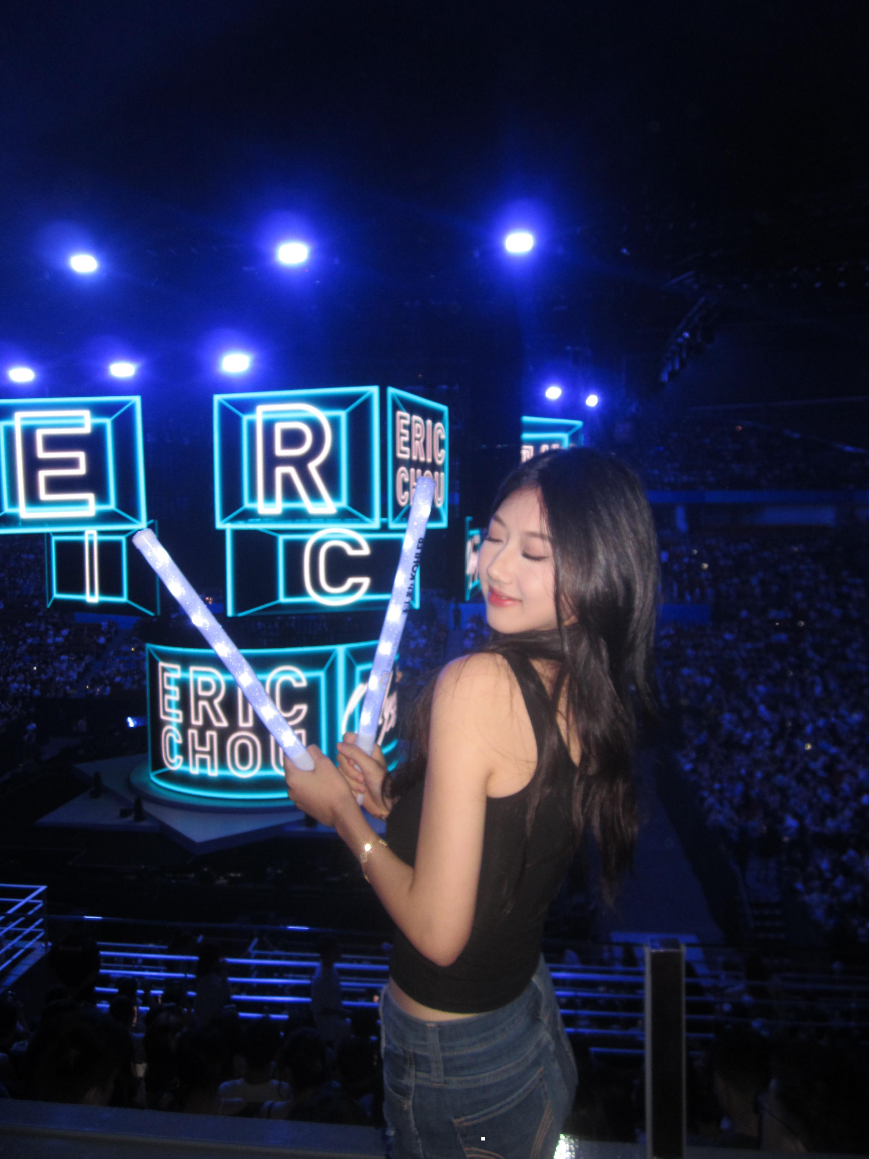 为了一首特别喜欢的歌去了演唱会belike： ​​​
