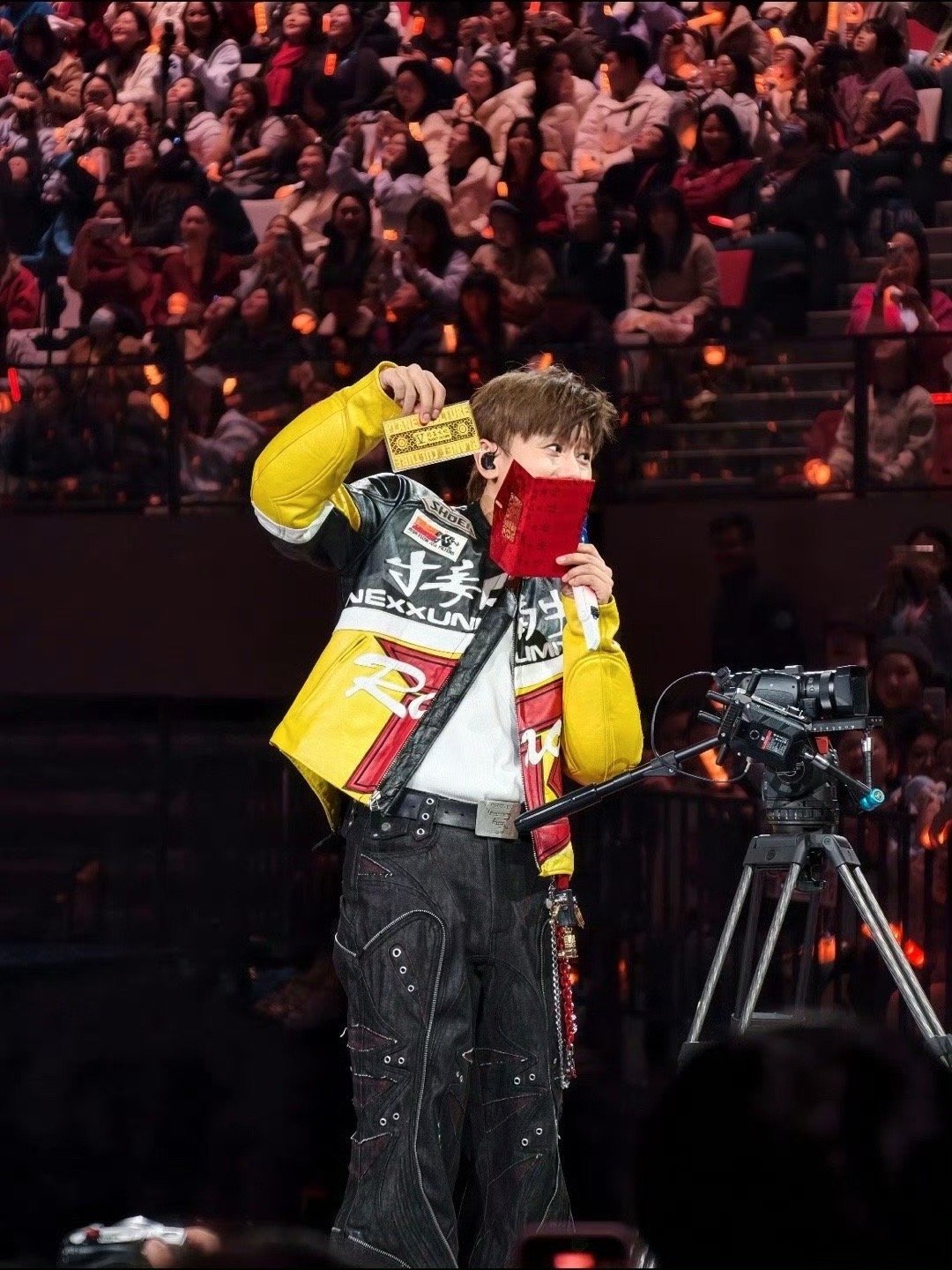 张杰五天抽了25克黄金张杰成都新春演唱会，过年的年夜饭是张杰请的，5g的黄金也是