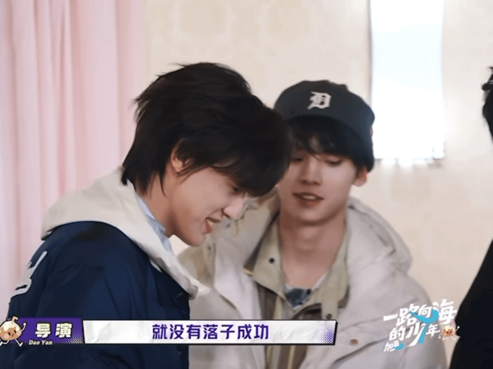 哥身后有一只妹妹狗在跟着 ​​​