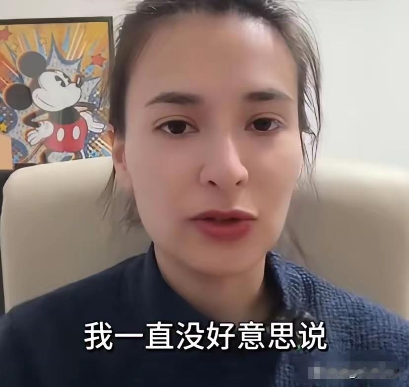 这个女的说外国人看我们吃合餐，跟我们看印度人用手吃饭一样。她还说分餐制是最卫生的