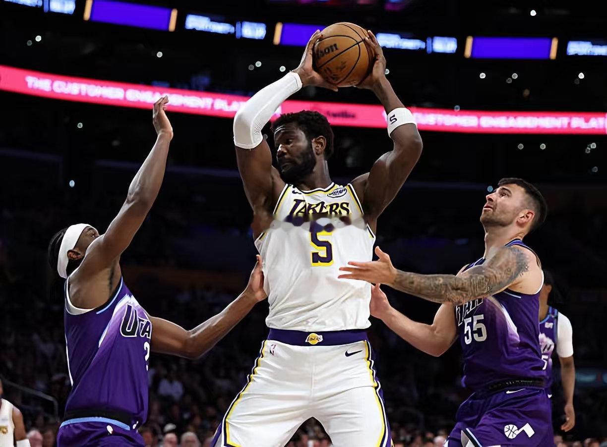 大家可能都想象不到，德安德烈-艾顿本赛季的投篮命中率达到了67.1%，排名联盟第