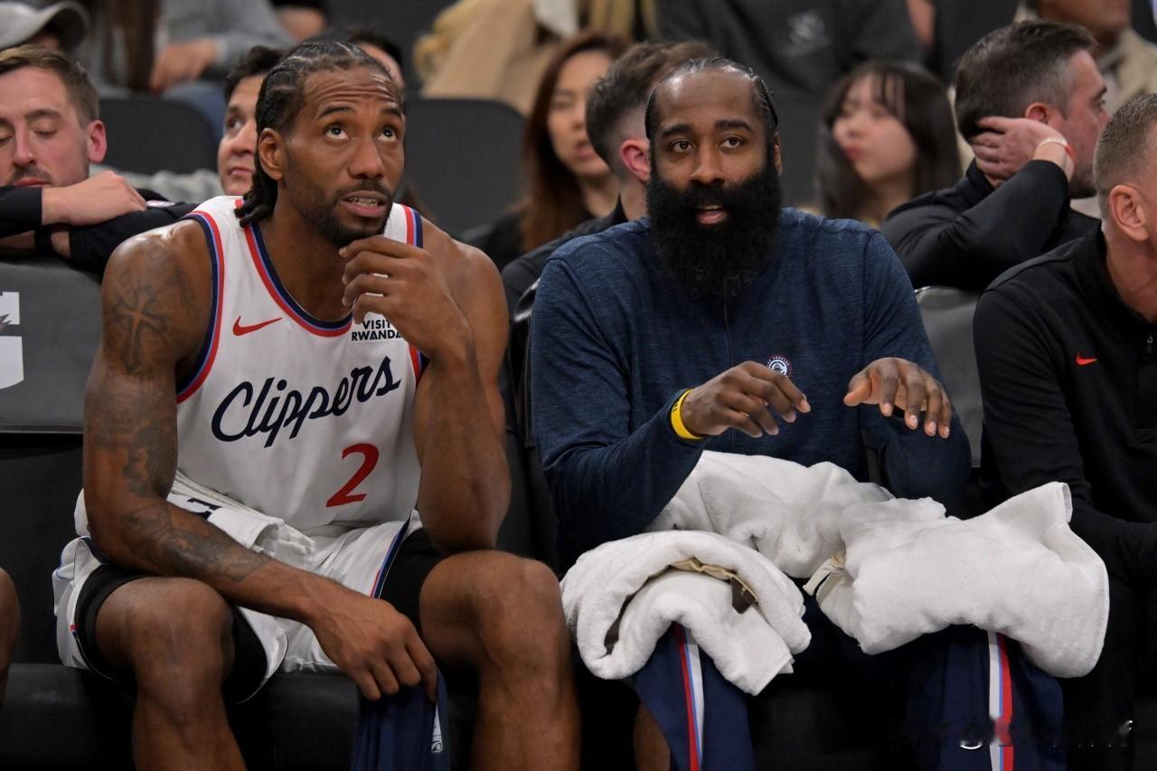 没有伤病，连续缺阵两场。对于哈登来说，实属罕见！
上一场快船对阵太阳的比赛中，哈