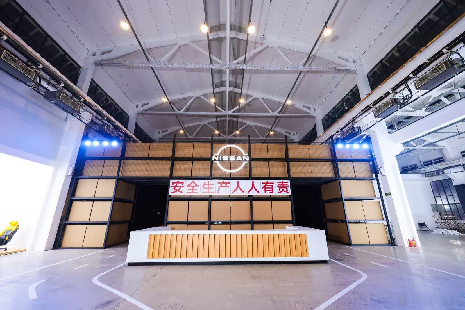 东风日产这次真会整活——直接把发布会开进“沙发厂”！更离谱的是，领导还改装了一列