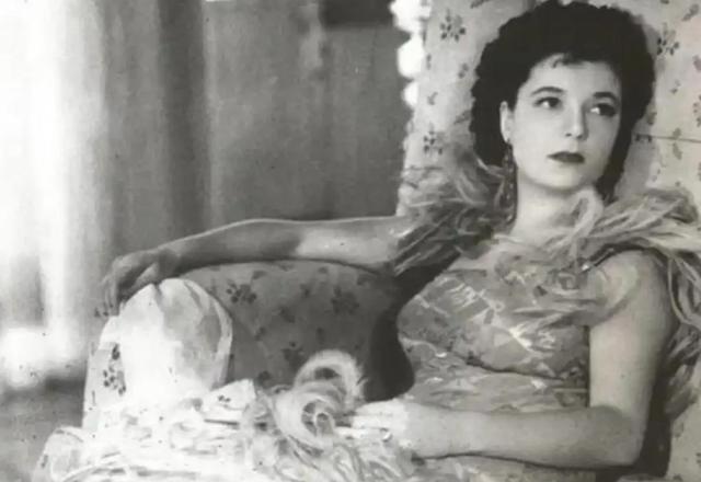 1945年，墨索里尼的情妇克拉拉被处决后倒吊在广场上，她的短裙垂下来，一览无遗，