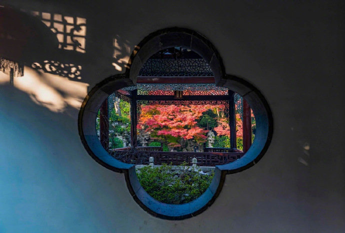 “窗”中的扬州，或是故意或是无意中留下“窗”，将院中的景致，变作诗情画意。 