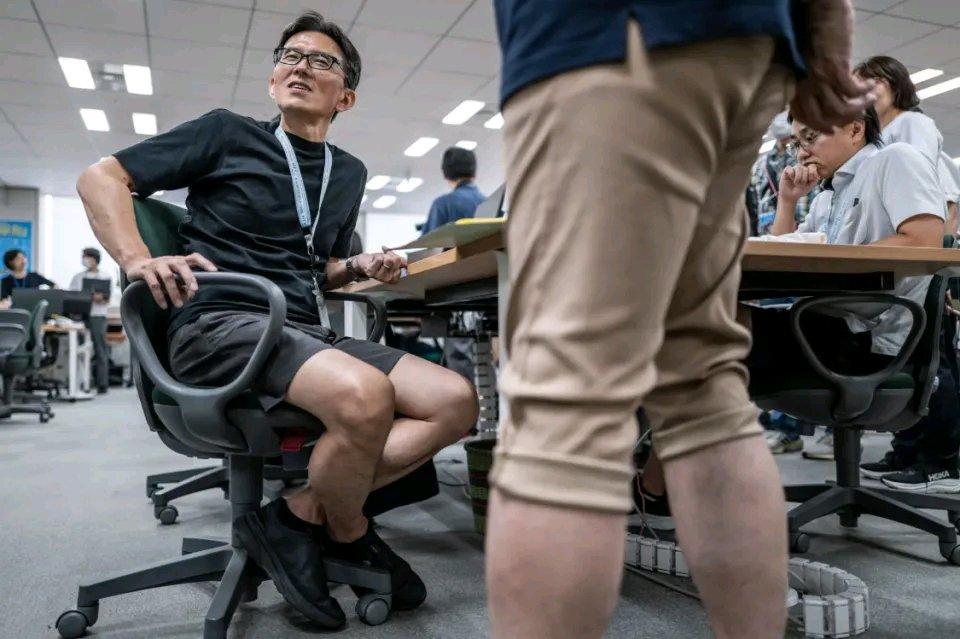 这事儿挺有意思，日本女性提出“腿毛骚扰”，还不让男同事 40 度高温穿短裤。说真