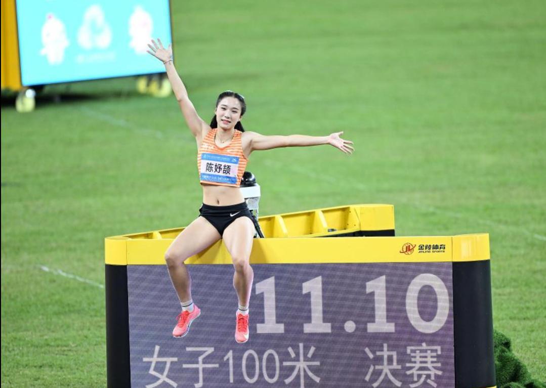 祝贺！陈妤颉女子100米决赛夺冠
11月17日晚，在广州举行的2025年第十五届