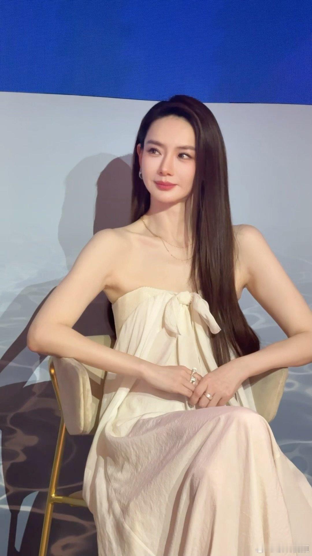 戚薇白裙生视频戚薇抹胸白裙谁的白月光回来了看完这段生视频被戚薇美到，抹胸白裙轻盈