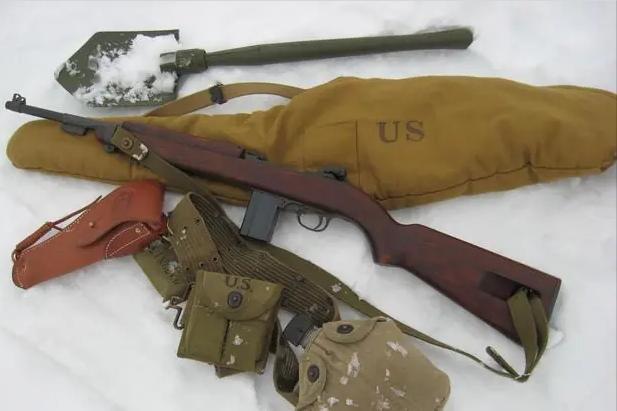 1944年，美军观察组访问延安时，随身携带了一款M1卡宾枪。这是一款二战名枪，虽
