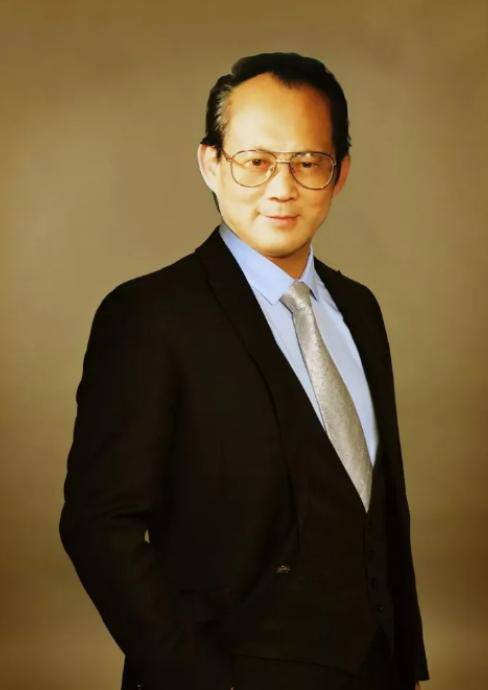 “美国条件更好，带着你的孩子移民美国吧！”
这是我国医学专家吴天一前往美国与家人