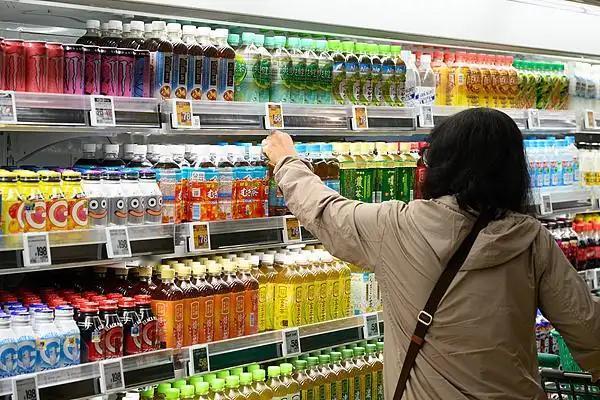 日本塑料包装材料缺口绷不住了，大批日常食品被紧急下架、被迫停售，更让人绝望的是，