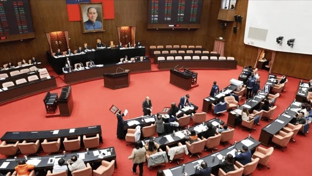 刷到一个新闻，说台湾民众党的青年交流团去参观了四行仓库。说实话，要是放在几年前，
