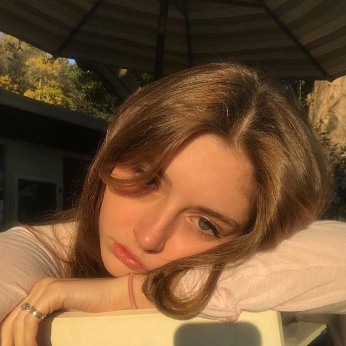 “   不顾别人感受是自私，太顾别人感受是自虐。                