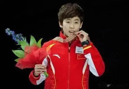 范可新说孟庆余教练，其实我家里根本没有钱，能买那一副冰刀和鞋。但是我记得孟老师就