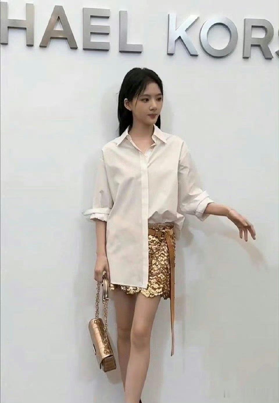 任敏的腿现在粗细一样，看来她现在真的瘦了不少呢 ​​​