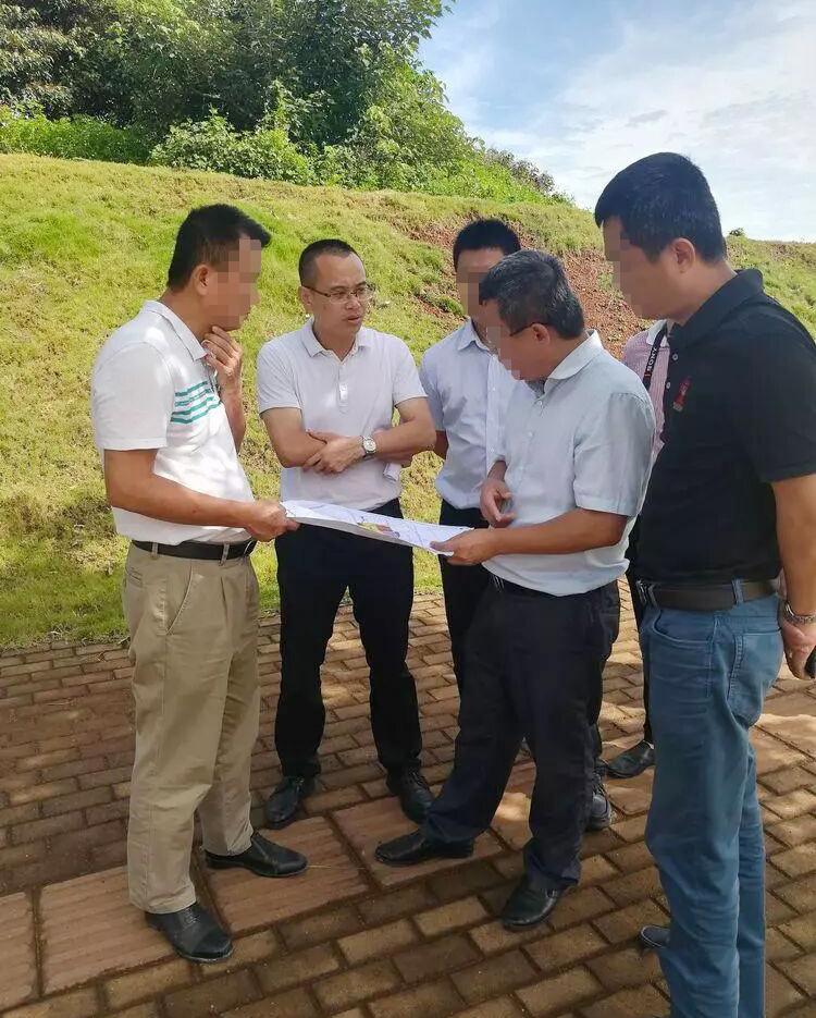 我们公司以前在海口市琼山区的云龙产业园承建排污管道工程，当时在琼山区担任重要职务