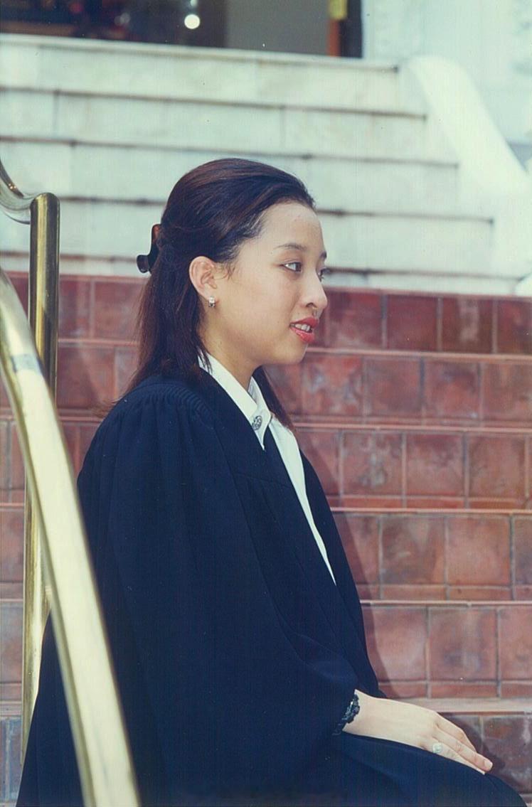 王室王室泰国王室暹罗往事 老照片：帕公主2001年的大学毕业照。帕公主在大学阶段