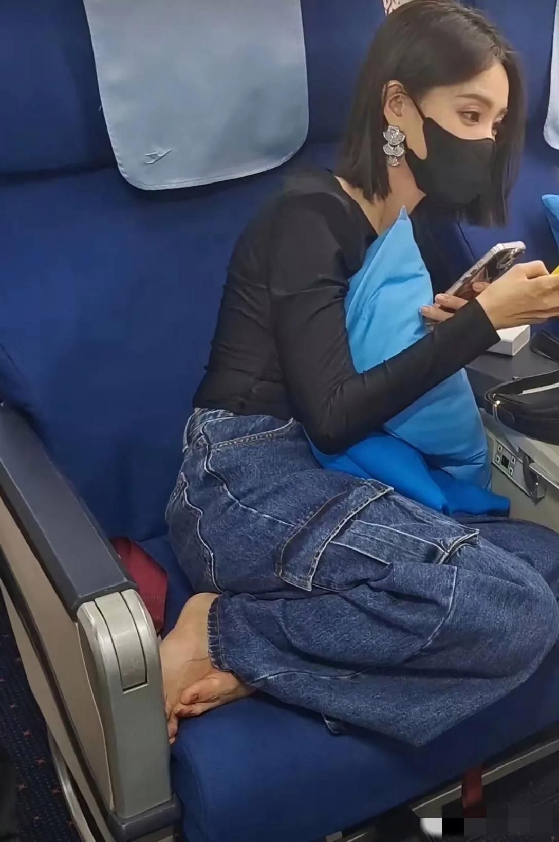 很多网友认为李一桐在飞机上脱鞋光着脚丫颇为不雅，毕竟是公众人物，应该随时注意自己