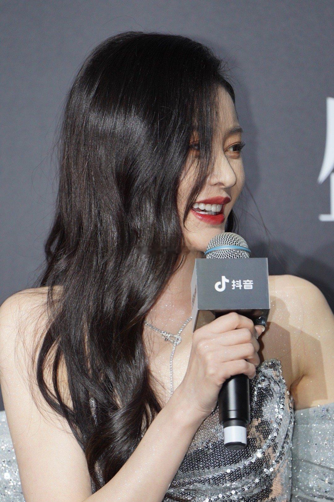 张天爱费加罗红毯造型，小爱真是从头发丝到jio闪闪发光✨ | 2408 ​​​