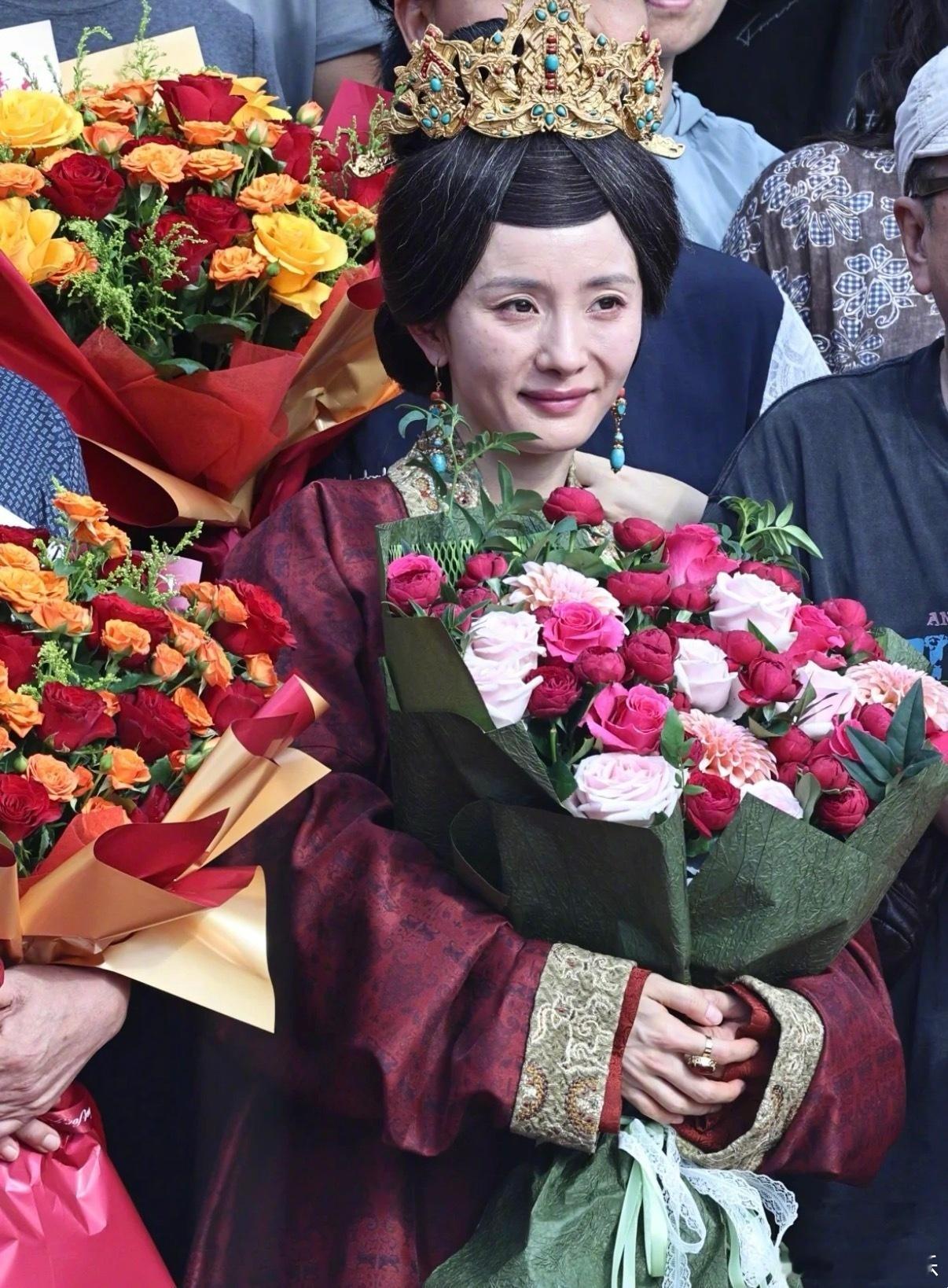 杨幂江山大同杀青照 《江山大同》杀青照来了，期待播出！ 杨幂