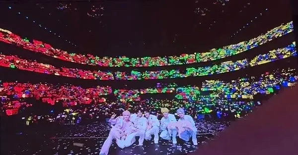 今天的登陆少年全场合照环节最显眼的还是朱志鑫黄海、张泽禹绿海、苏新皓红海 