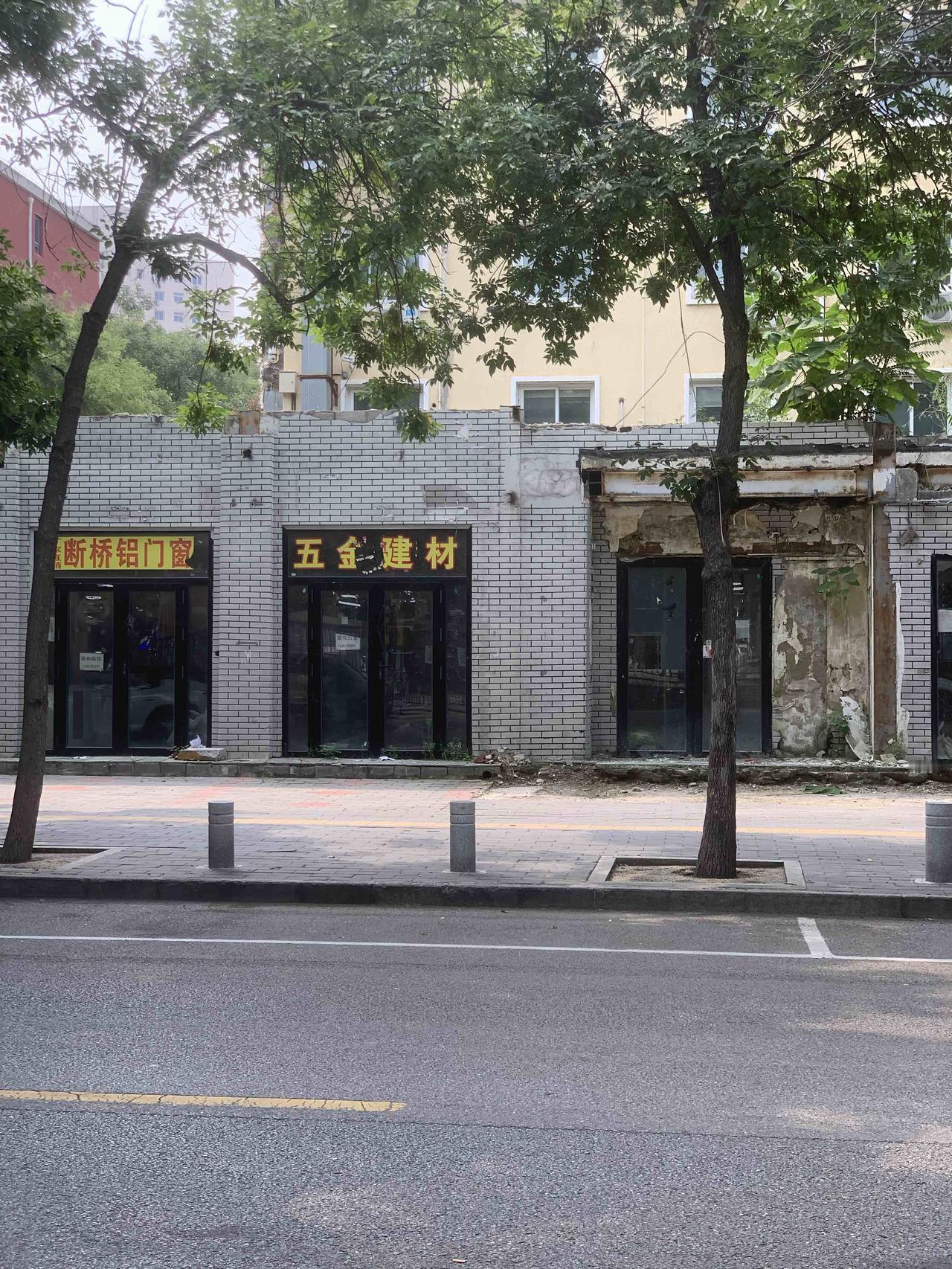 餐饮业这几年为什么越来越难干了？其中一个原因就是，房租太贵了。记得前些年，马路边