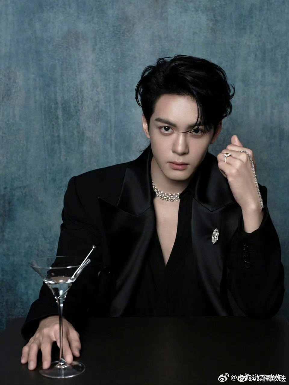 曾舜晞半裸浴池戏曾舜晞肌肉夯爆了鲨疯了鲨疯了！曾舜晞浴池名场面直接封神，肌肉紧实