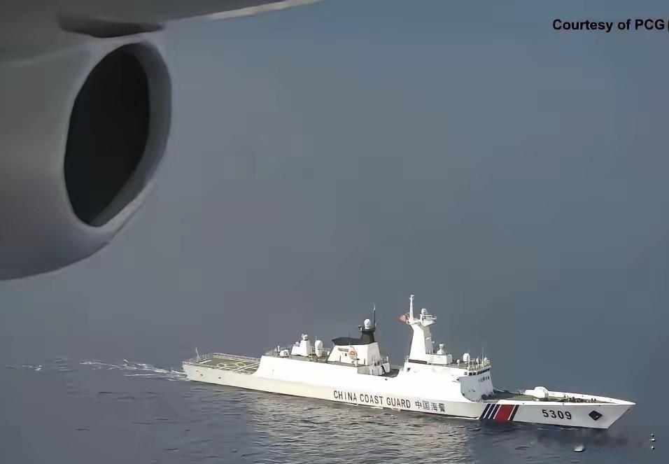 动手了！中国海警抵近中业岛，人员冲上礁，海警船随时戒备
这回咱们海警动真格了。5
