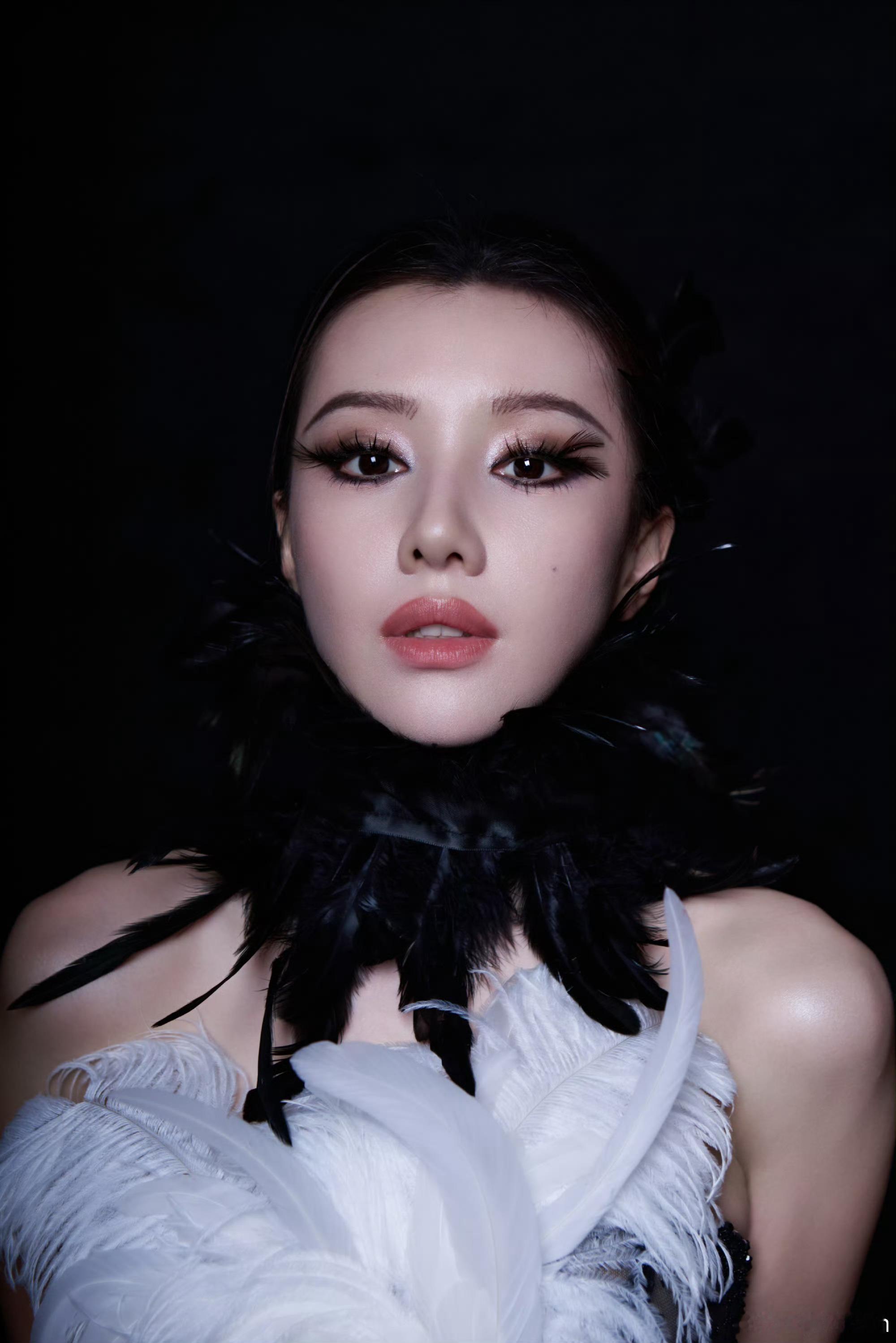 被王鹤润这组出发图惊艳到王鹤润红与黑的反差感 这组红黑出发图冲击力十足，明艳藏着