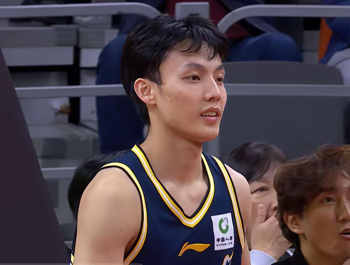 真的搞不懂杜峰！
徐杰身体有问题，为什么不让他轮休啊，像这样在场上陪跑10分钟，