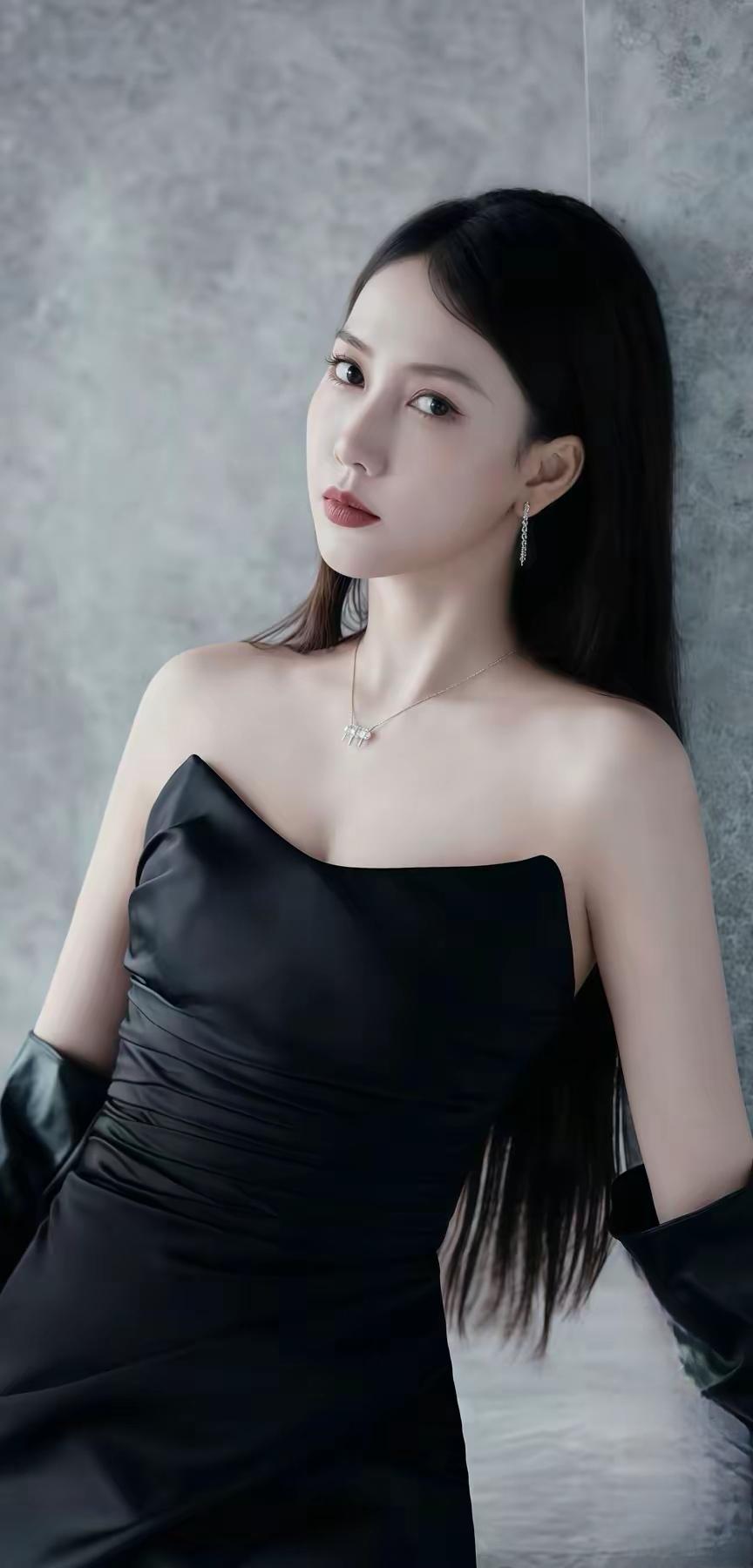 黑衣美人倚墙立，红唇轻启似有言。