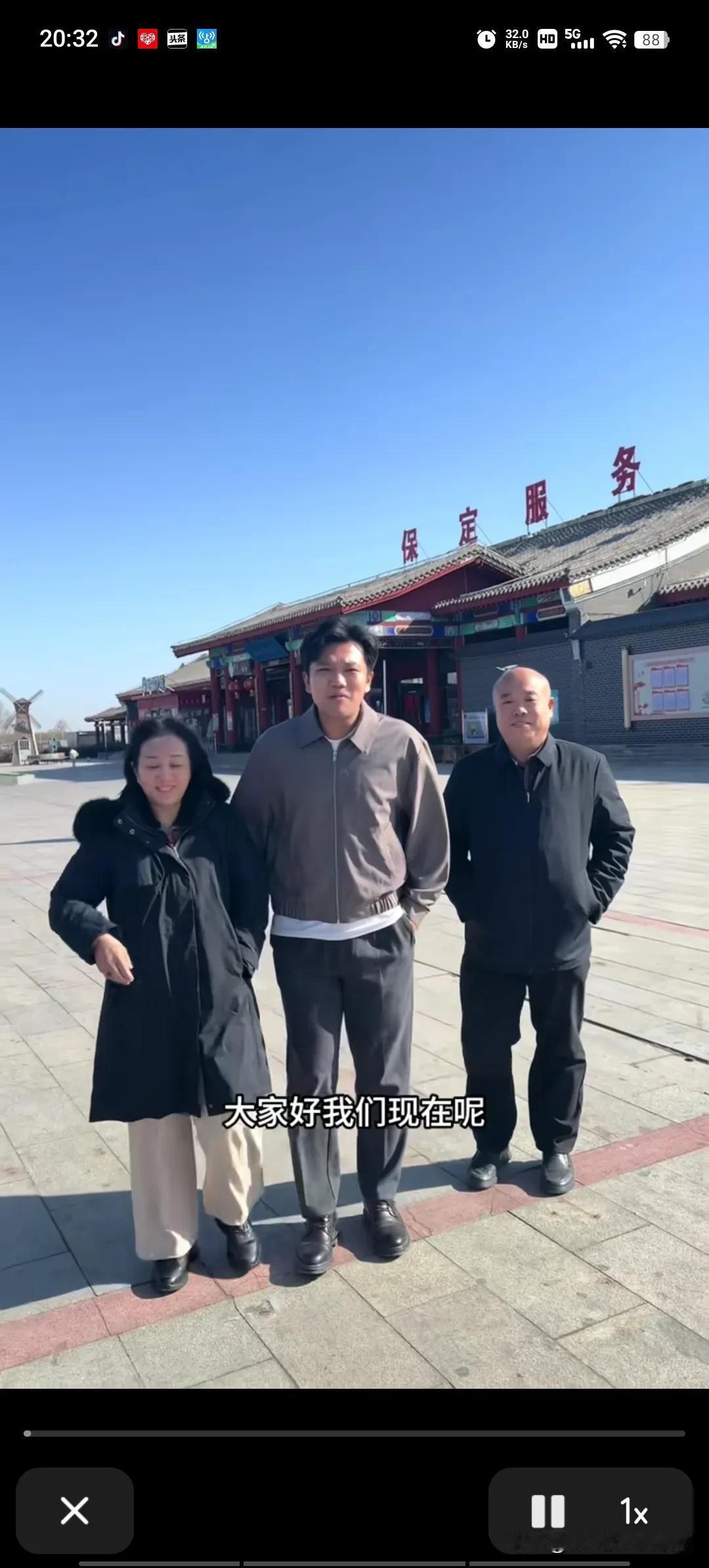 解清帅一家:解清帅一家真是仪式感满满，去老丈人好有排面哦。大哥开奥迪A8。老爸开