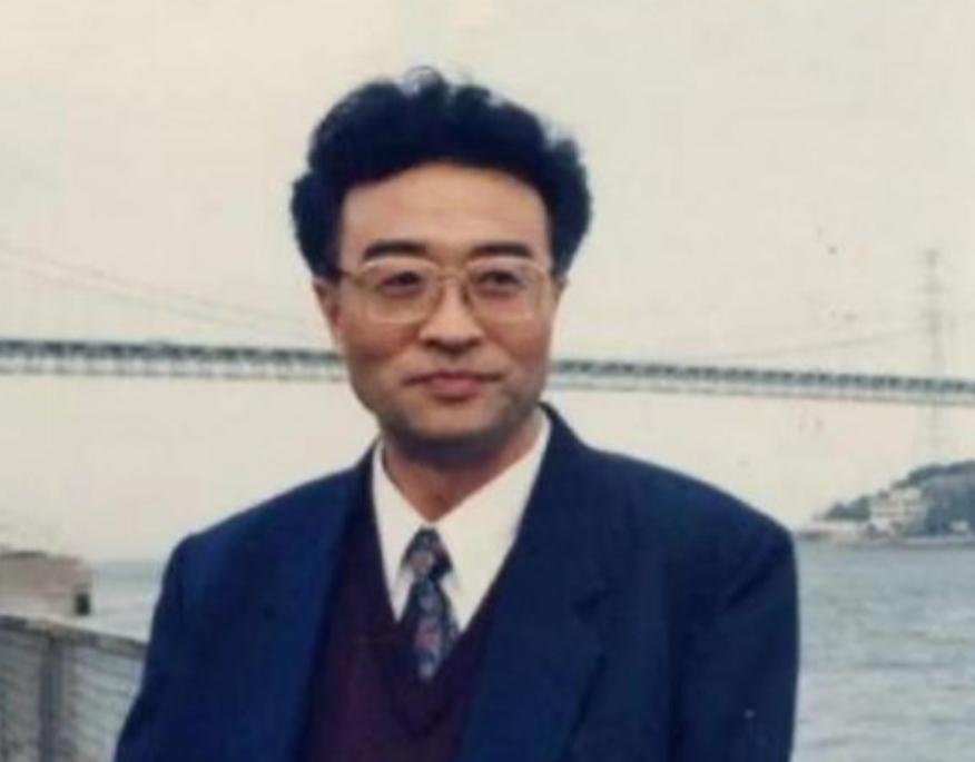 他名叫刘铁骑，是大贪官刘青山的儿子，父亲在1952年被枪毙的时候，刘铁骑才6岁，