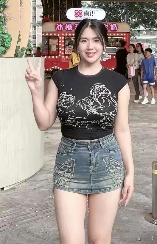 表姐，体格是大了点！但是曲线玲珑，浑然天成，温香艳玉，性感撩人。

网上好多人讨