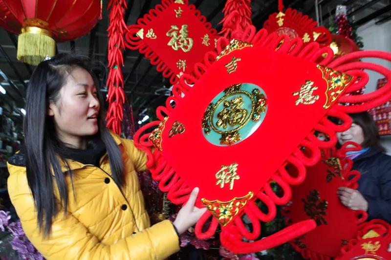 春回大地
春回大地万物苏，
蛇舞乾坤人间福。
花香鸟语歌盛世，
工农生产展宏图。