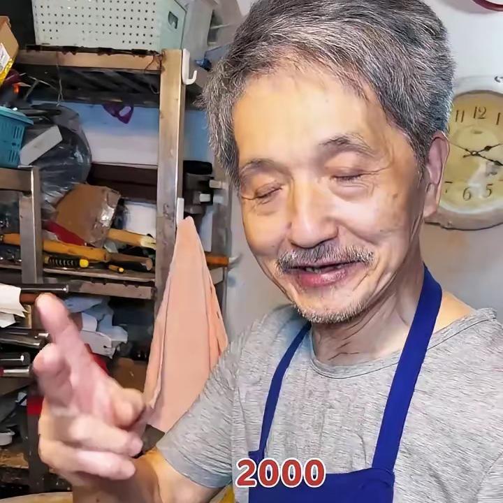 重庆卖天价毛血旺老者有点怪
两千元钱一碗菜
问他为啥这么贵
他说真材实料无公害