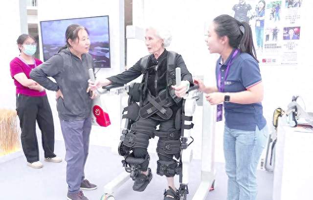 坐轮椅 2 年英国阿姨，穿上杭州机器人重新行走落泪
