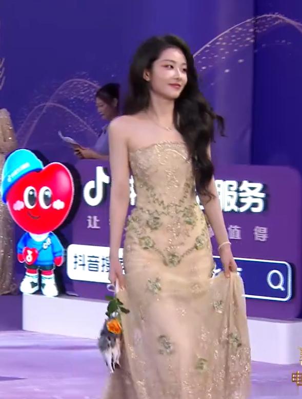 喻言喻言百花奖生图百花奖红毯抓拍的怼脸生图，喻言金蛇造型适配度很高。蓬松大波浪卷